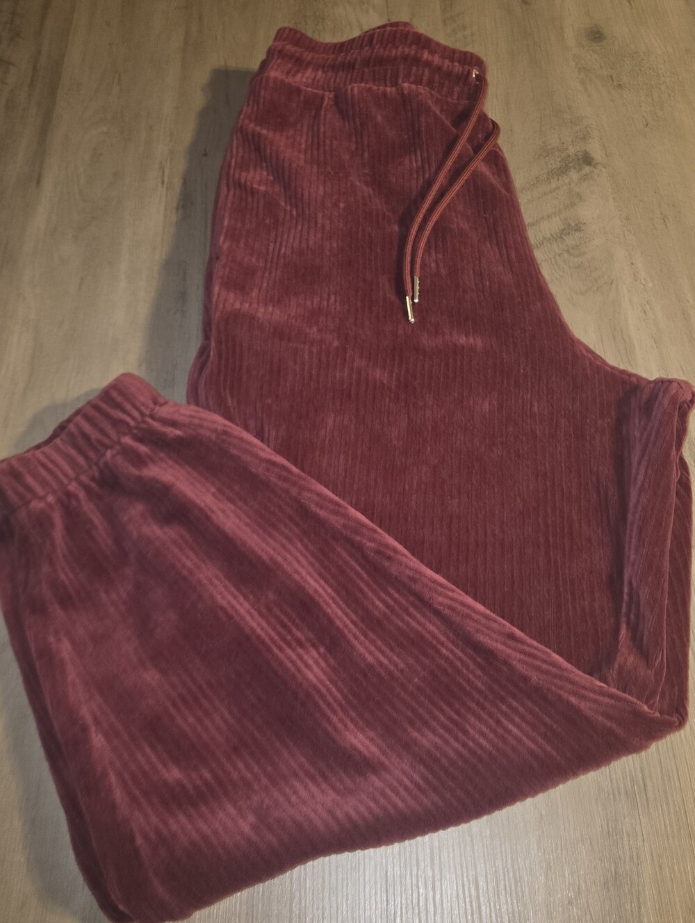 ASOS DESIGN Maroon Burgundy Wide Ribbed Corduroy Velour Joggers Size M